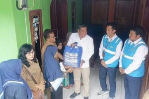 Reses di Desa Puncak, Rokhmat Ardiyan Salurkan Listrik Gratis